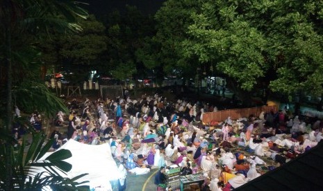 Jamaah i'tikaf akbar di Masjid Agung Sunda Kelapa meluber sampai ke lapangan futsal di samping  masjid.