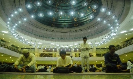 Jamaah iktikaf di masjid At-Tin, Jakarta.