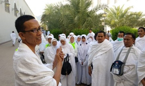 Jamaah Indonesia berhenti sejenak di Bir Ali, Madinah, guna membaca niat ihram dan shalat dua rakaat sebelum menuju Makkah, Kamis (26/7).