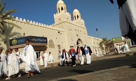 Jamaah Indonesia berhenti sejenak di Bir Ali, Madinah, guna membaca niat ihram dan shalat dua rakaat sebelum menuju Makkah, Kamis (26/7).