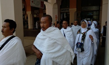 Jamaah Indonesia berhenti sejenak di Bir Ali, Madinah, guna membaca niat ihram dan shalat dua rakaat sebelum menuju Makkah, Kamis (26/7).