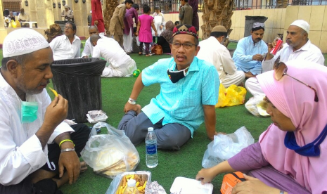 Jamaah Indonesia bersantai menikmati kuliner di taman dekat Pintu 25 Masjid Nabawi, Jumat siang (29/9).