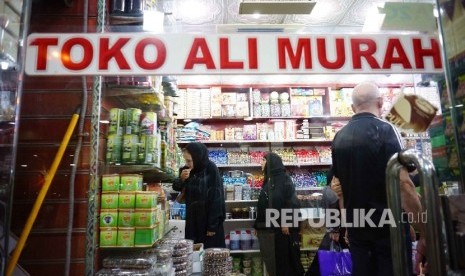 Jamaah Indonesia ketika berbelanja di toko Ali Murah kompleks Pasar Balad, Jeddah. Karena banyaknya pembeli asal Indonesia, transaksi di Pasar Balad bisa menggunakan uang rupiah