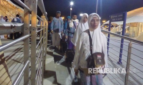 Jamaah kelompok terbang SUB (Surabaya) 44 saat tiba di Paviliun Haji Bandara Amir Muhammad Bin Abdul Aziz (AMAA) Madinah, 20 September 2017.