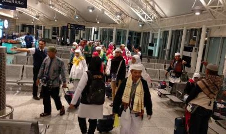 Jamaah Kloter 41 Embarkasi Jakarta-Bekasi memasuki ruang tunggu di Bandara Amir Muhammad bin Abdulaziz, Madinah, Ahad (9/9) dini hari. Kloter tersebut merupakan rombongan pertama yang bertolak pulang dalam gelombang kedua kepulangan jamaah haji.