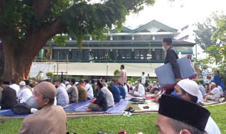 Jamaah laki-laki sudah mulai merapatkan shaf mengisi area yang sudah disediakan untuk sholat Idul Fitri 1443 di Masjid Agung Sunda kelapa. 