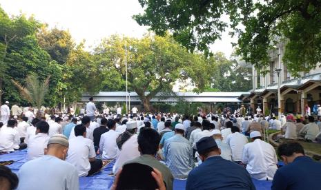  Khutbah Prof Azyumardi Azra di Masjid Agung Sunda Kelapa: Penjelasan Ulama tentang Ukhuwah. Foto:  Jamaah laki-laki sudah mulai merapatkan shaf mengisi area yang sudah disediakan untuk sholat Idul Fitri 1443 di Masjid Agung Sunda Kalapa. f