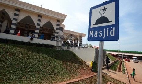  Jamaah lelaki bersiap melakukan Shalat Jumat di Masjid yang berada di rest area km 102 Tol Cipali, Jawa Barat, Jumat (10/7).   (Republika/Raisan Al Farisi)