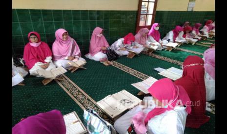 Jamaah Masjid Al Furqon, Jaka Purwa, Bandung, menggelar Khataman Alquran Bersama di Ruang Utama masjid. Masjid 