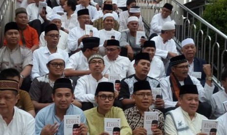 Jamaah Masjid Al-Iman Sawangan Depok berfoto bersama seusai bedah buku Walikota Depok Idris Abdulshomad.