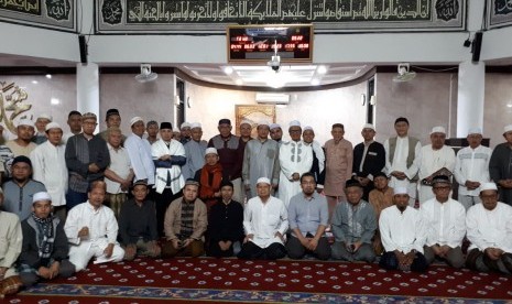 Jamaah Masjid Al Ittihad, Tebet, Jakarta Selatan, berfoto bersama seusai shalat gerhana bulan, khutbah shalat gerhana dan shalat Shubuh berjamaah, Rabu (17/7).