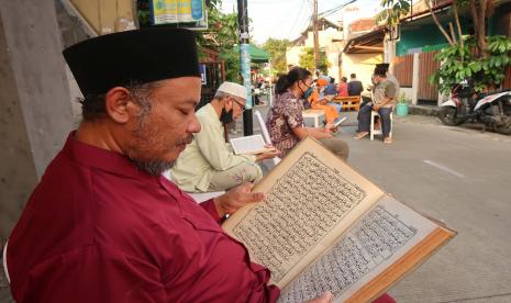 Jamaah masjid An Nursiyah terdiri anak-anak hingga orang dewasa membacakan ayat-ayat suci al-quran. Kegiatan ini, selain menghatamkan bacaan Al-quran juga dalam rangka menyambut peringatan Nuzulul Quran dan mencintai Al-quran.