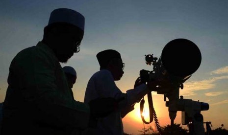  Jamaah Masjid Jami Al-Musari'in Basmol dan santri Al-Hidayah mengamati posisi hilal penentuan 1 Ramadhan 1434 H, di kubah Masjid Jami Al-Musari'in, Kembangan Utara, Jakarta Barat, Senin (8/7). 