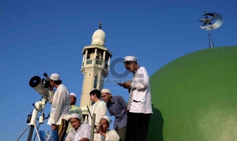 Jamaah Masjid Jami Al-Musari'in Basmol dan santri Al-Hidayah mengamati posisi hilal di Kembangan Utara, Jakarta Barat, Senin (8/7).  (Republika/Agung Supriyanto)