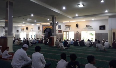 Jamaah Masjid Jami Matraman mendengarkan penjelasan tentang cara shalat Gerhana Matahari sebelum melakukan shalat, Kamis (26/12). 