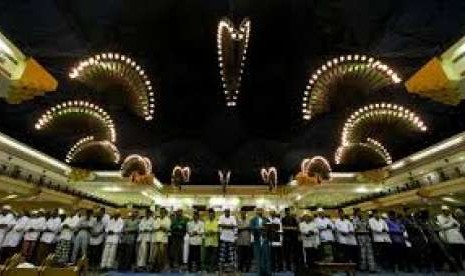 Jamaah Masjid JIC melakukan shalat berjamaah.