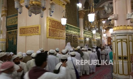 Arab Saudi Larang Perempuan Kunjungi Makam Nabi Muhammad. Jamaah Masjid Nabawi antre hendak berziarah ke makam Rasulullah SAW di Madinah.