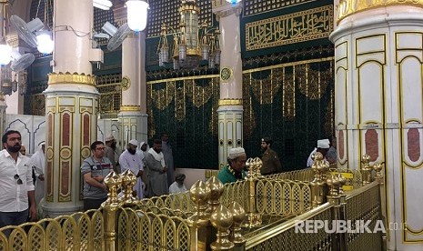 Saran Imam Ghazali Ketika Berdiri di Makam Rasulullah. Jamaah Masjid Nabawi khusyu berdoa di area Raudhah Masjid Nabawi, Madinah.