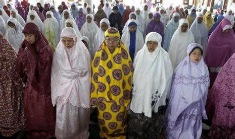  Jamaah Masjid Nasional Al AKbar di Surabaya melaksanakan Salat Ghaib, Jumat (2/1), untuk mendoakan korban kecelakaan pesawat Air Asia QZ-8501. (AP/Dita Alangkara)