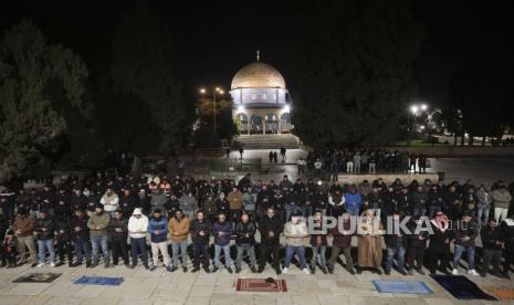 Umat Muslim shalat berjamaah di Masjid Al-Aqsa. (ilustrasi)