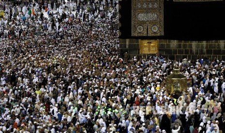 Jamaah bertawaf mengelilingi Ka'bah.