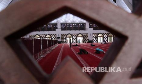 Pengurus Masjid Raya Sumatra Barat (Sumbar) memperketat penerapan protokol kesehatan (prokes) Covid-19 selama berlangsungnya Pemberlakukan Pembatasan Kegiatan Masyarakat (PPKM) Mikro di Kota Padang. Pengetatan protokol kesehatan (prokes) ini terlihat pada pelaksanaan Sholat Jumat, kemarin. (Foto: Masjid Raya Sumatra Barat)