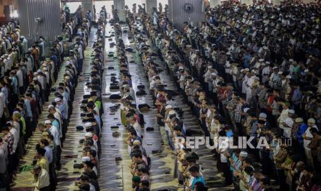 Di tengah pandemi corona Masjid Agung Sumber Cirebon tetap gelar sholat Jumat. Ilustrasi.