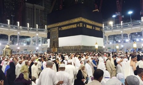 Jamaah melaksanakan ibadah tawaf di Masjidil Haram, Makkah, Sabtu (12/9).  (foto : AP)