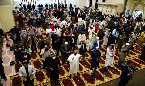 Jamaah melaksanakan salat Idul Fitri di masjid di Philadelphia, Kamis, 13 Mei 2021. Lembaga Council on American-Islamic Relations (CAIR) telah merilis laporan berjudul 