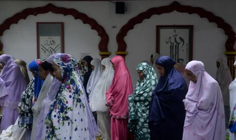 Jamaah melaksanakan Shalat Tarawih di Masjid Lautze, Jakarta, Sabtu (16/4/2022).