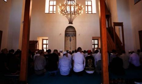 Jamaah melaksanakan sholat Jumat saat pembukaan Masjid Lala Hayrettin di Istanbul, Turki, 5 Agustus 2022. Ini mungkin satu-satunya tempat ibadah di dunia yang berfungsi sebagai sinagoge, kemudian gereja, dan akhirnya masjid. Cerita Masjid 1.600 Tahun di Istanbul, Pernah Jadi Sinagoge dan Gereja