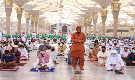 Atap Masjid Nabawi Kembali Dibuka untuk Sholat Jamaah. Jamaah melaksanakan sholat Jumat terakhir di 1441 Hijriyah di Masjid Nabawi, Madinah, Arab Saudi.