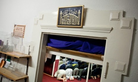 Jamaah melakukan shalat di Masjid Da El Salam di Budapest, Hongaria (ilustrasi). Hongaria tengah berupaya terapkan kebijakan xenofobia terhadap Muslim 