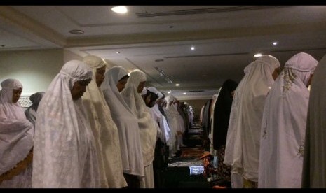 Jamaah melakukan shalat subuh di hotel masing-masing, Senin (28/8).