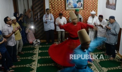  Jamaah melakukan Tarian Sufi (Darvis Whirling Dance) di Rumi Cafe di kawasan Kebayoran Baru, Jakarta Selatan, Senin (5/6) malam.