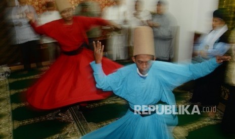 Ketika Para Raja Duduk di Hadapan Sufi. Jamaah melakukan Tarian Sufi (Darvis Whirling Dance). Ilustrasi.