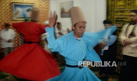  Jamaah melakukan Tarian Sufi (Darvis Whirling Dance) di Rumi Cafe di kawasan Kebayoran Baru, Jakarta Selatan, Senin (5/6) malam. 