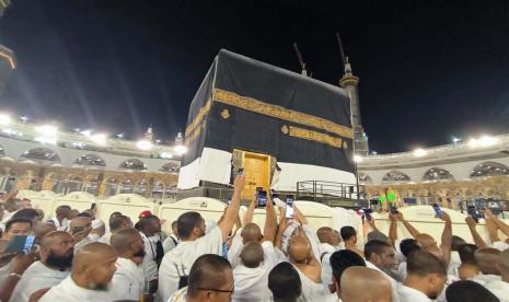 Worshippers perform tawaf in front of the Kabah in Masjid al-Haram, Makkah, Saudi Arabia.