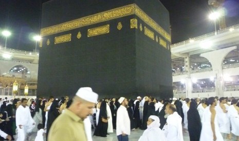 Jamaah melakukan tawaf mengitari Ka’bah di Masjidil Haram, Makkah, Arab Saudi, Rabu (10/11). 