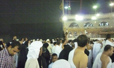 Jamaah melakukan tawaf mengitari Ka’bah di Masjidil Haram, Makkah, Arab Saudi, Rabu (10/11). 