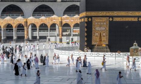 Jamaah umrah melakukan tawaf di tengah pandemi covid-19.