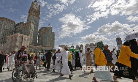 Jamaah melintasi pelataran Masjidil Haram, Makkah, Selasa (13/8).