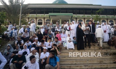 Jamaah memadati area disekitar pemakaman Ustaz Arifin Ilham  di Ponpes Az-Zikra,  Gunung Sindur, Bogor, Jawa Barat, Kamis (23/5).