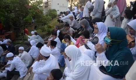 Jamaah memadati area disekitar pemakaman Ustaz Arifin Ilham  di Ponpes Az-Zikra,  Gunung Sindur, Bogor, Jawa Barat, Kamis (23/5).