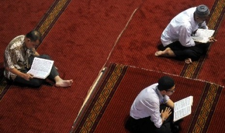 Jamaah membaca Alqur'an usai shalat dhuhur berjamaah di Masjid Istiqlal, Jakarta, Rabu (2/7).