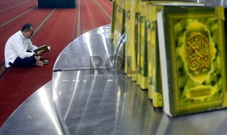  Jamaah membaca Alquran di Masjid Istiqlal, Jakarta, Rabu (10/7).  (Republika/Agung Supriyanto)