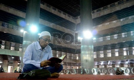  Jamaah membaca Alquran di Masjid Istiqlal, Jakarta, Rabu (10/7).  (Republika/Agung Supriyanto)