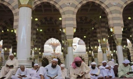 Jamaah membaca Alquran di masjid Nabawi, Madinah, Arab Saudi.  