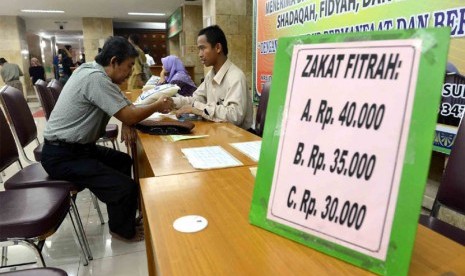   Jamaah membayar zakat fitrah di Masjid Istiqlal, Jakarta Pusat, Selasa (5/8).  (Republika/Agung Supriyanto)