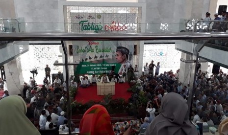 Jamaah memenuhi Masjid Asy syifa RSCM di Jakarta Pusat.